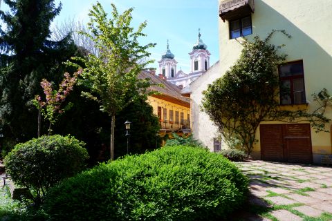 Eladó Lakás 8000 Székesfehérvár , Történelmi belvárosban, csendes, közös belső udvarral