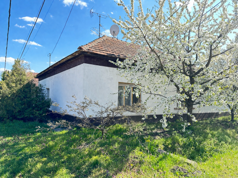 Eladó Ház 2750 Nagykőrös , Kedvelt részén, nappali +2 szobás, felújítást igénylő házikó