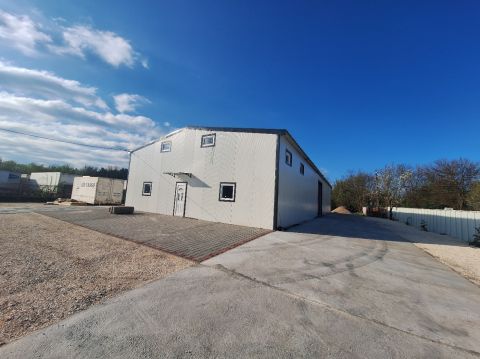 Kiadó Ipari 2200 Monor , Monoron a 4-es főút mellett kiadó csarnok