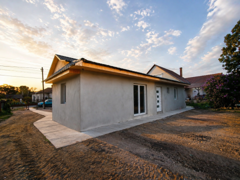 Eladó Ház 5052 Újszász , Újszász vasútállomás közelében 3 szoba+nappalis ház