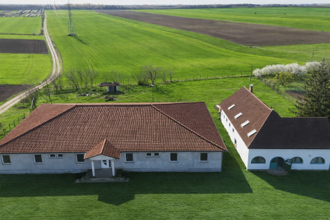 Eladó Vendéglátás 7020 Dunaföldvár , Dunaföldváron 80 fős szálláslehetőséggel kialakítható épület