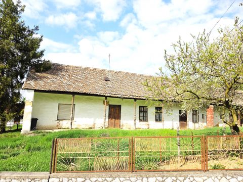 Eladó Ház 7191 Hőgyész , Hőgyészen 81 nm-es tornácos parasztház