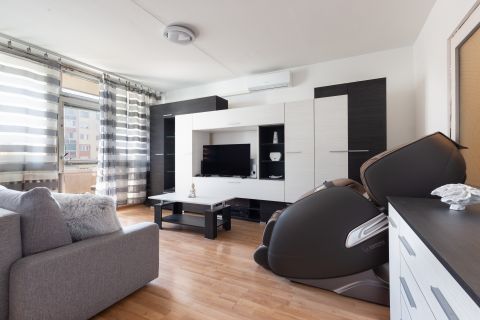 Eladó Lakás 1106 Budapest 10. kerület , 3 szobás, erkélyes lakás az Árkád mögött!