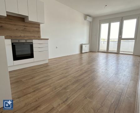 Eladó Lakás 7636 Pécs , Kertvárosban felújított 3 szobás erkélyes lakás