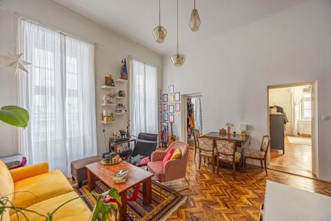 Eladó Lakás 1088 Budapest 8. kerület Palotanegyed különleges lépcsőházában felújított N+2 szobás