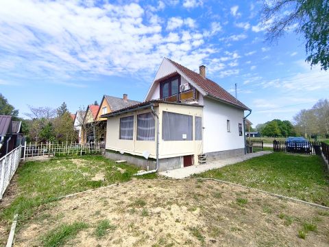 Eladó Ház 7200 Dombóvár A gyógyfürdő bejáratával szemben lévő utcában