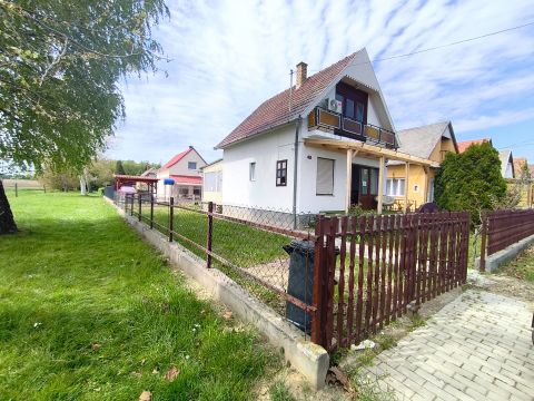 Eladó Ház 7200 Dombóvár , A gyógyfürdő bejáratával szemben lévő utcában