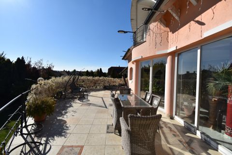 Eladó Ház 2141 Csömör , Csömör Majroszegligeten 2 generációnak is alkalmas ház