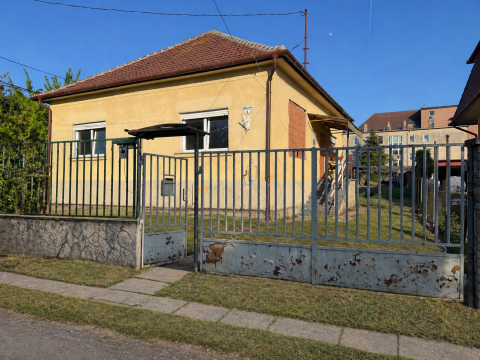 Eladó Ház 2049 Diósd , Központi részen