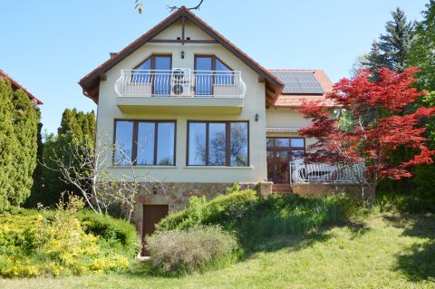 Eladó Ház 1028 Budapest 2. kerület Templom utca vonzáskörzetében, Csöndes zöldövezetben 