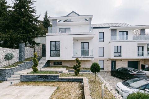 Eladó Ház 2096 Üröm 