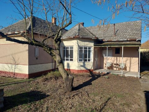 Eladó Ház 6075 Páhi 