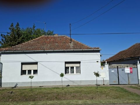 Eladó Ház 6435 Kunbaja , Központhoz közel