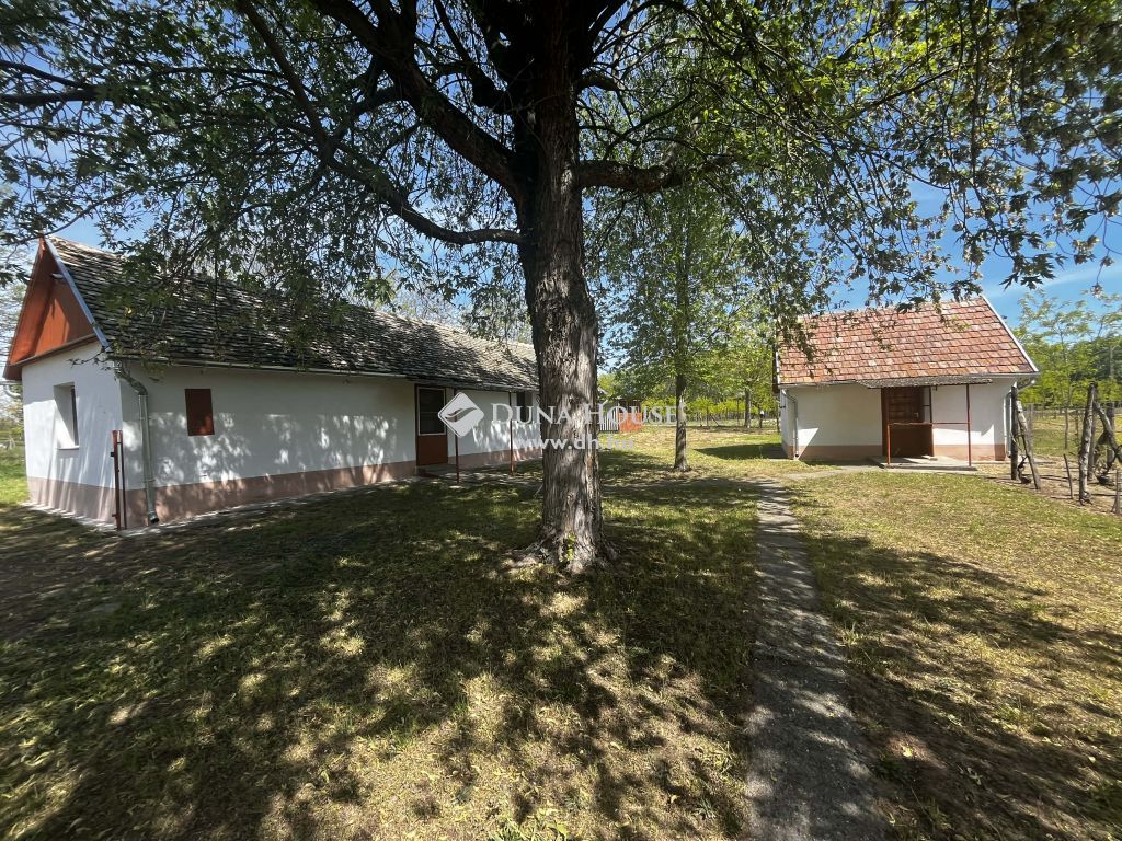 6000 Kecskemét , ASZFALTOS út mellett, TAKAROS ház, városi vízzel! — 1/33