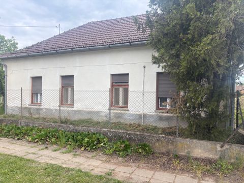 Eladó Ház 8137 Mezőkomárom napelemmel felszerelt családi ház