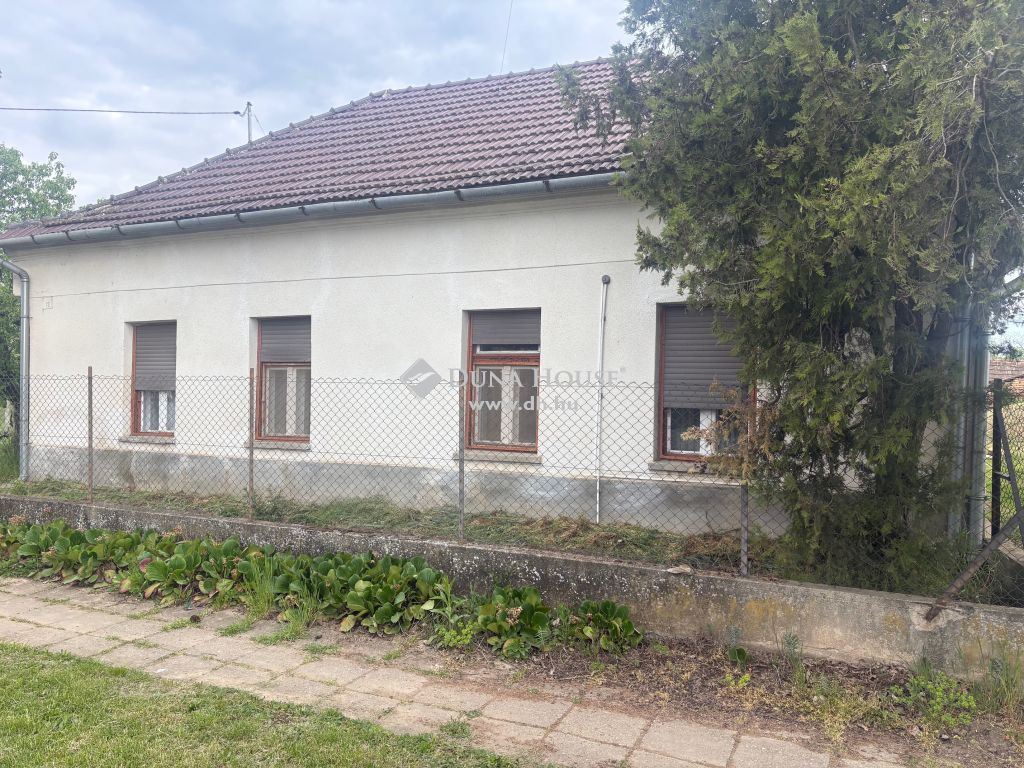 8137 Mezőkomárom , napelemmel felszerelt családi ház — 1/26