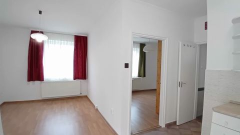 Kiadó Ház 8600 Siófok , Belvárosi , 2 szobás, konyhás, fürdőszobás házrész kiadó!
