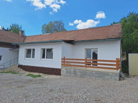 Kiadó Iroda 7627 Pécs , === Rigóder út elején kiadó ingatlan ===