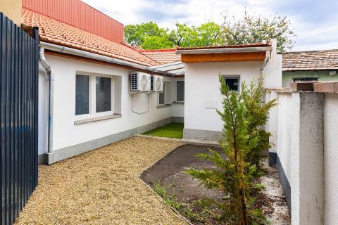 Eladó Ház 1205 Budapest 20. kerület , Felújított házrész, fedett terasszal Erzsébetfalván