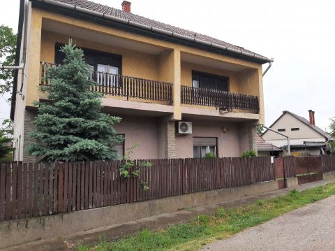 Eladó Ház 5130 Jászapáti , Központ közelében