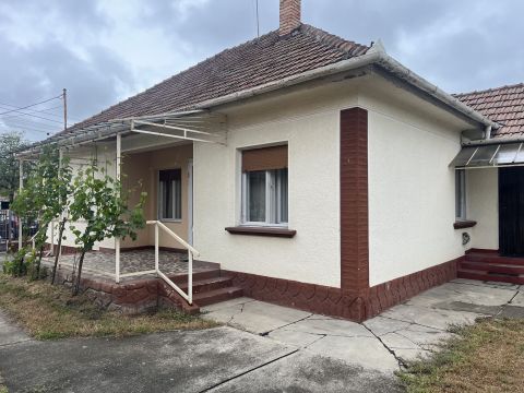 Eladó Ház 2730 Albertirsa , Köztársaság utca közelében
