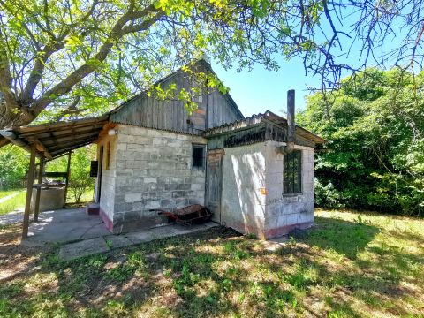 Eladó Telek 2040 Budaörs , Kis házikóval, sík telek