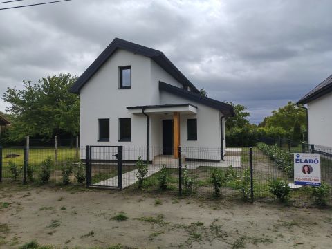 Eladó Ház 8648 Balatonkeresztúr Hullám utcai strandtól 10 percre újépítésű nyaraló (A)