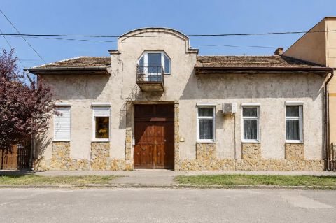 Eladó Ház 1158 Budapest 15. kerület , 1158 Budapest 15, Családi házas környezet