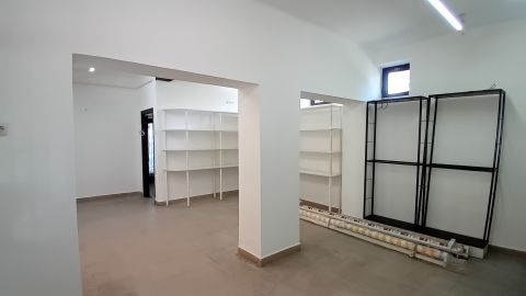 Eladó Üzlethelyiség 8600 Siófok , Üzlethelyiség sok lehetőséggel...
