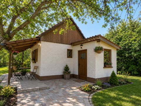 Eladó Telek 2040 Budaörs Kis házikóval, sík telek
