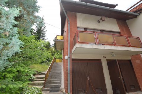 Eladó Ház 1125 Budapest 12. kerület Kiváló adottságú, jól szeparált ikerház, 3 beállású garázs