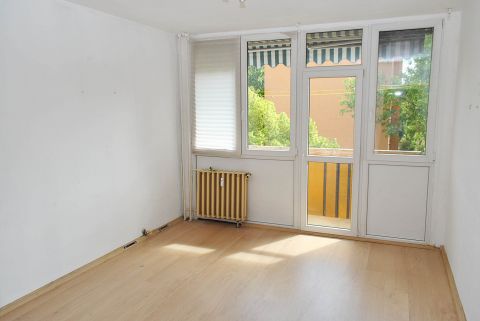 Eladó Lakás 6000 Kecskemét , Tágas, 2 + 2 félszobás, erkélyes panel lakás 