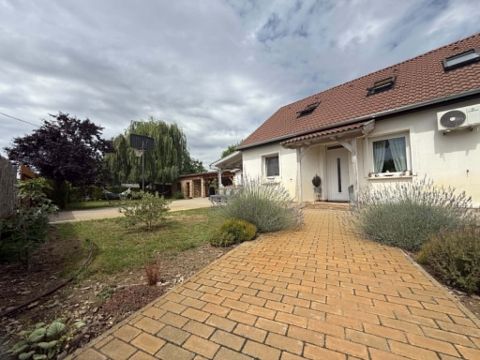 Eladó Ház 6000 Kecskemét Tágas, 2 szintes családi ház 759 m²-es telken a Nyugati krt.