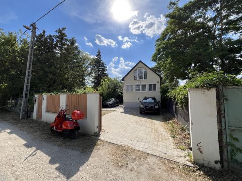 Eladó Ház 1039 Budapest 3. kerület Dunaparti családi ház Eladó a Római parton.
