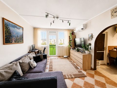 Eladó Lakás 1045 Budapest 4. kerület , ÚJPESTEN jó állapotú, 3 szobás, ERKÉLYES panel lakás