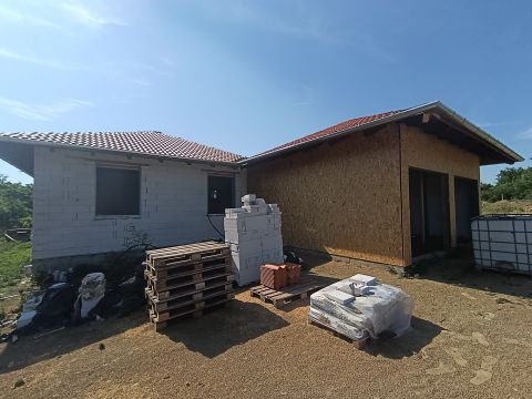 Eladó Ház 2193 Galgahévíz Csendes,  erdő közeli