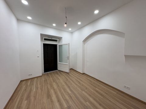Kiadó Üzlethelyiség 9021 Győr 