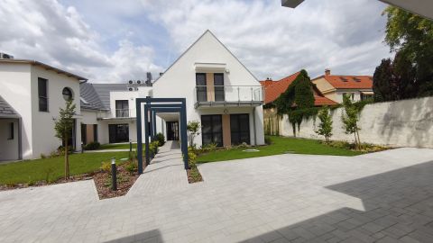 Eladó Lakás 6000 Kecskemét , Kertkapcsolatos belvárosi társasházi lakások