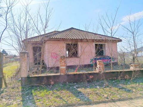 Eladó Ház 2735 Dánszentmiklós , 2010-es években épült, befejezése váró családi ház