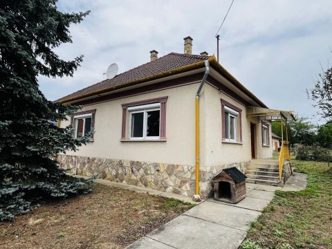Eladó Ház 2242 Sülysáp , Központban eladó, 3 szobás, masszív, tégla kádár-kocka!