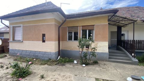 Eladó Ház 2764 Tápióbicske központhoz közeli, összközműves felújítandó családi ház