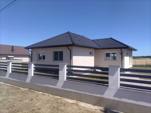 Eladó Ház 9484 Pereszteg , Winkler Autószervíz