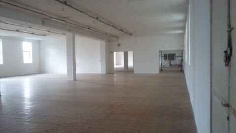 Kiadó Ipari 1044 Budapest 4. kerület , Újpest frekventált helyén, forgalmas út mellett
