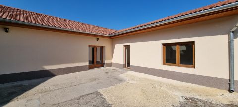 Eladó Ház 2750 Nagykőrös , optika trade