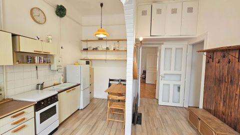 Eladó Lakás 1083 Budapest 8. kerület Kiváló, kamerázott ház, közepes állapot, 1.em. 2 szobás 58m2