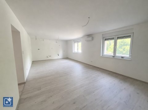 Eladó Ház 7761 Kozármisleny Felújított családi ház, 1400m-es területtel.
