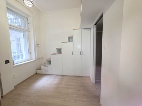 Eladó Lakás 1132 Budapest 13. kerület , Eladó garzon lakás a WESTEND szomszédságában!