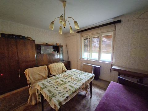 Eladó Ház 8111 Seregélyes ,  78 m2-es, 3 szobás, felújítandó családi ház