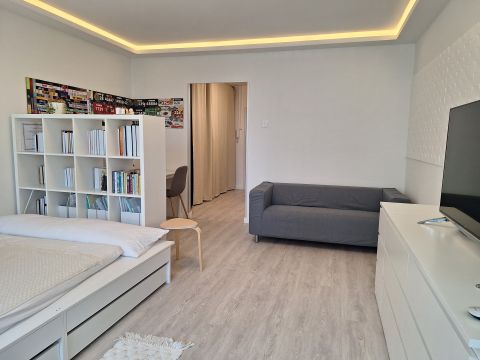 Kiadó Lakás 6000 Kecskemét KIADÓ SZÉPEN FELÚJÍTOTT GARZON LAKÁS