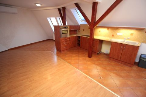 Kiadó Lakás 6000 Kecskemét , AUTÓBEÁLLÓVAL,BELVÁROSI LAKÁS